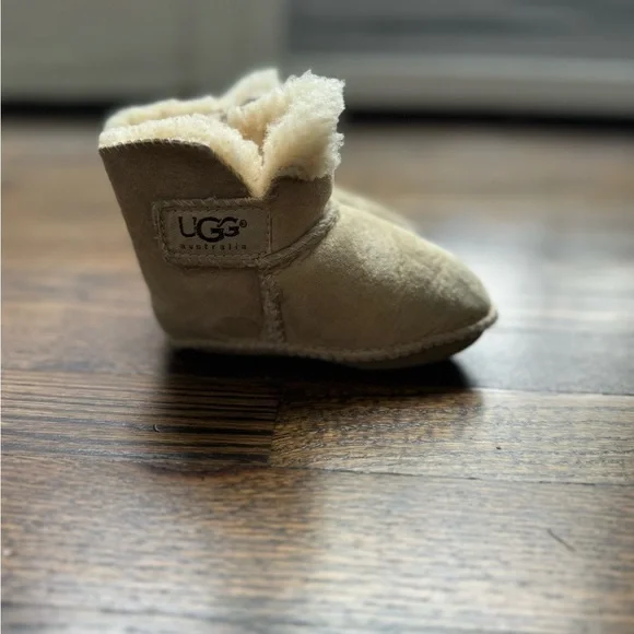 Erin UGG baby moccasin boots - Picture 3 of 9